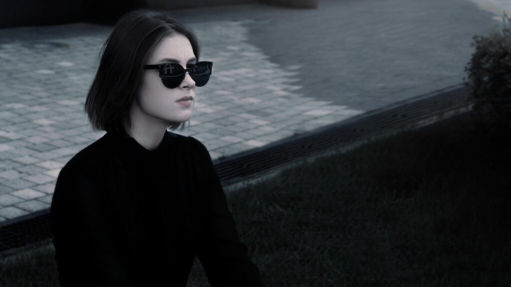 fashionable girl, with glasses, in black-1382946.jpg